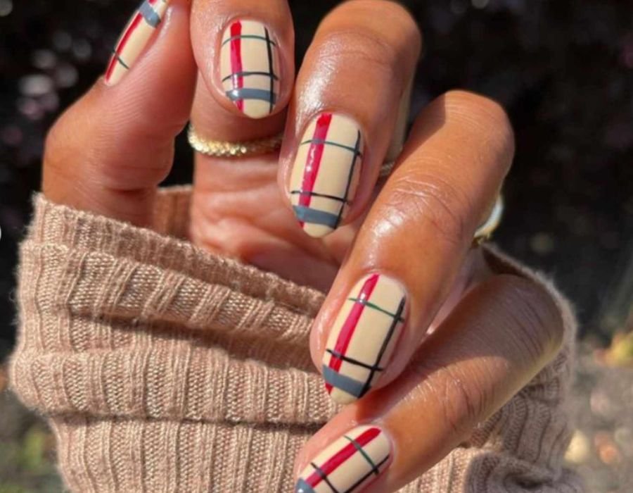 Striped nails that match your warmest sweater