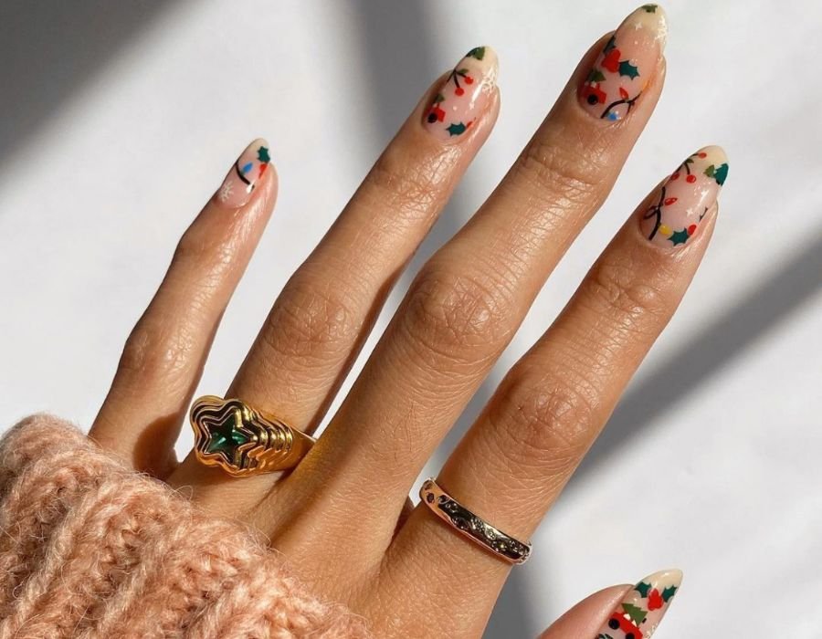 Wreaths on nude nails